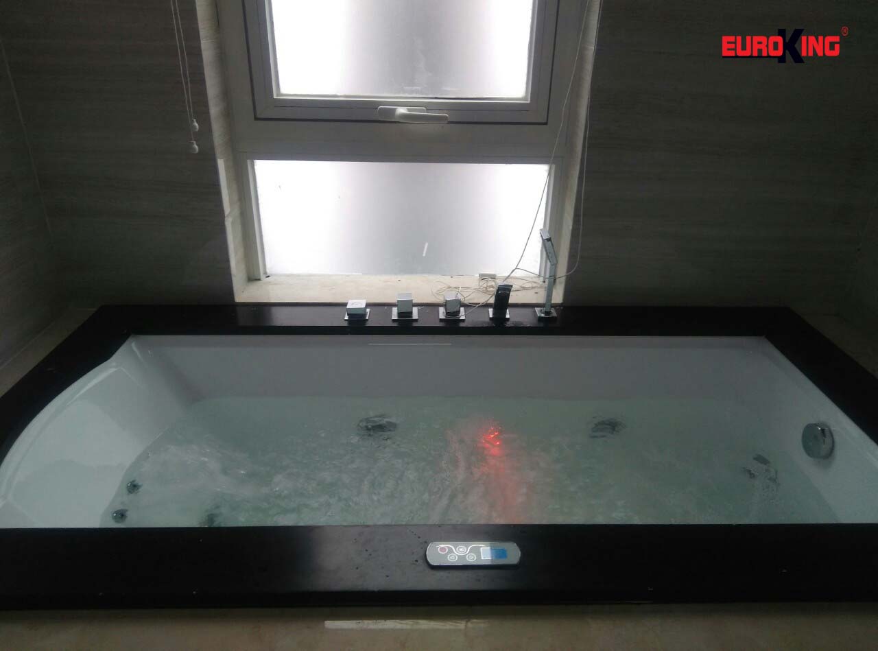 Bảng điều khiển và vòi sen, vòi cấp nước của bồn tắm massage EU-208.
