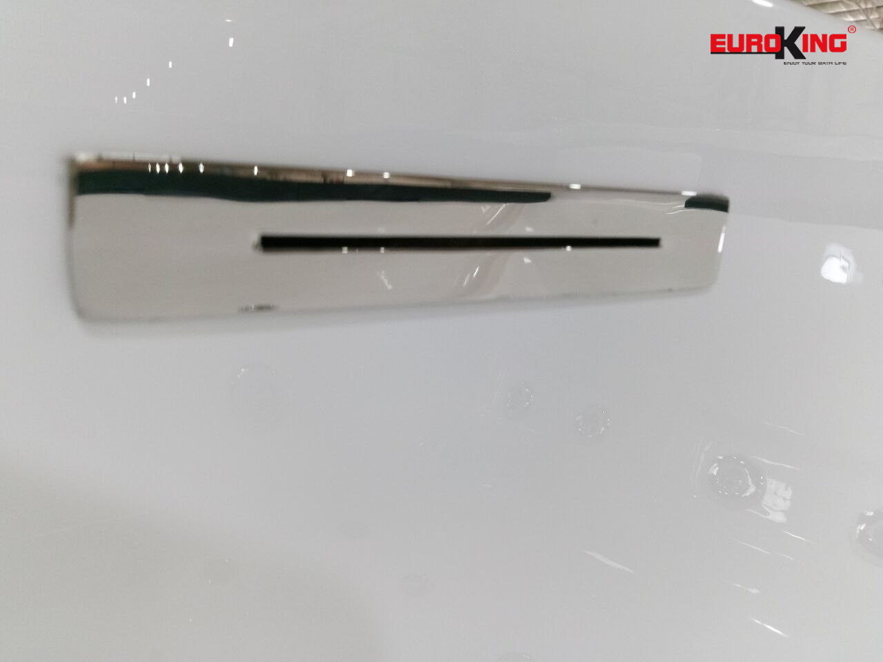 Cửa dẫn nước của bồn tắm massage EU-1102A.