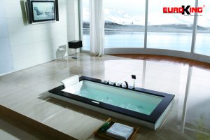 Một bồn tắm massage bao gồm cả tính năng tắm, massage và tring trí không gian trong một sản phẩm.