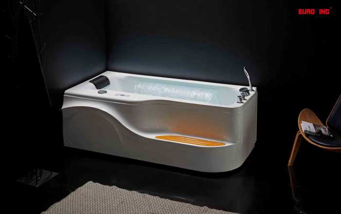 bồn tắm massage có thiết kế thác nước
